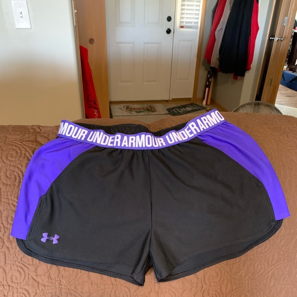 Under Armour Pants - EUC UNDER ARMOUR SHORTS SIZE LARGE